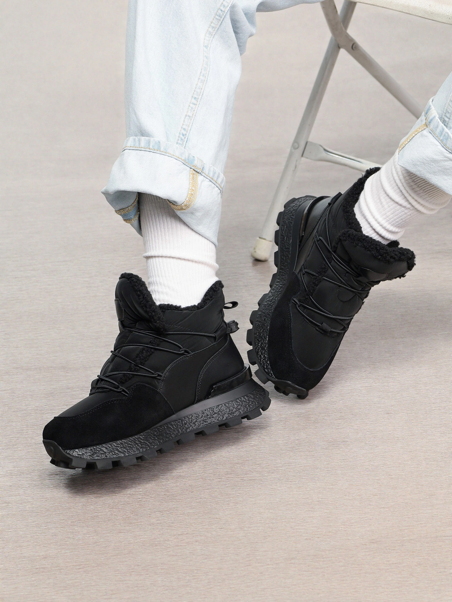 Кроссовки комбинированные черного цвета на рельефной подошве